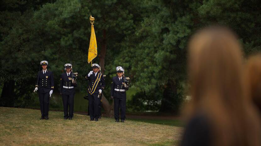 De plechtigheid begon met het intreden van het vaandel.