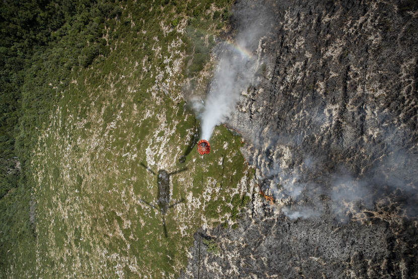 Bambi bucket hangt onder een Chinook