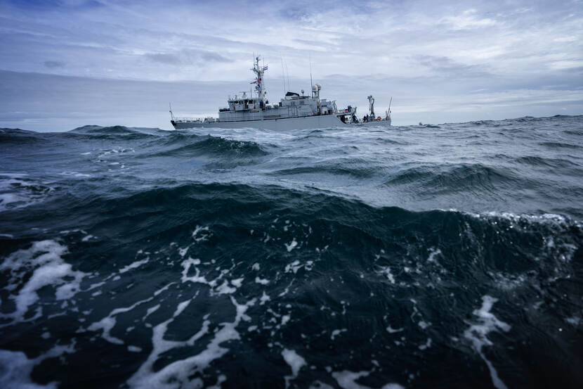 Een marineschip op zee.