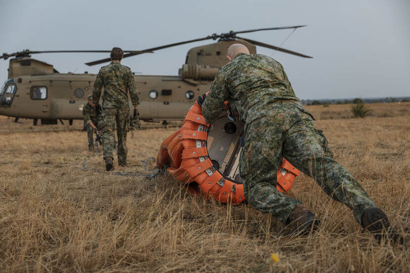 Bambi Bucket wordt in positie gebracht