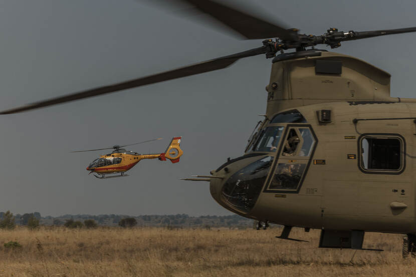 Nederlandse Chinook en Spaanse helikopter van de hulpdiensten