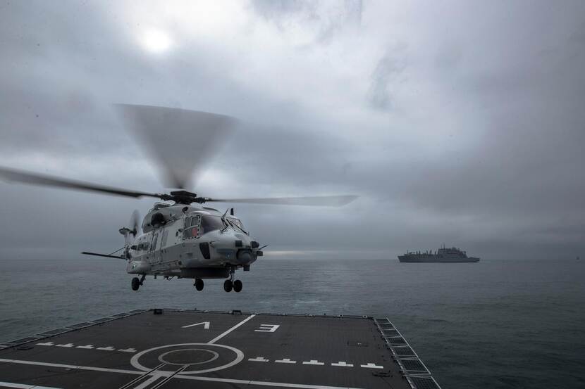 Archieffoto van een NH90 boven Zr.Ms. Evertsen.
