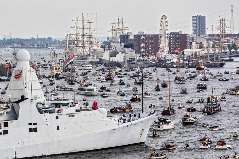 Archieffoto van Sail 2015. Nu, tien jaar later, zijn er zo'n 10.000 vaartuigen, waaronder marineschepen.