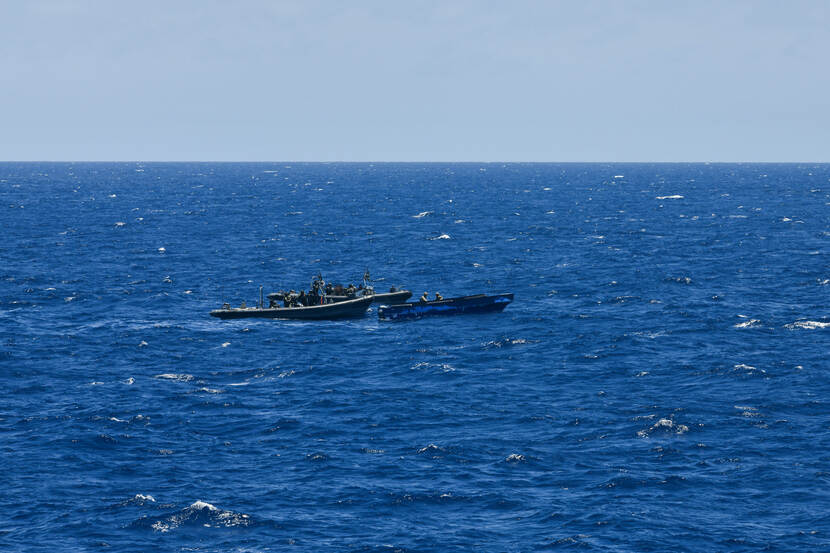 Bootjes op zee tijdens antidrugsoperatie.