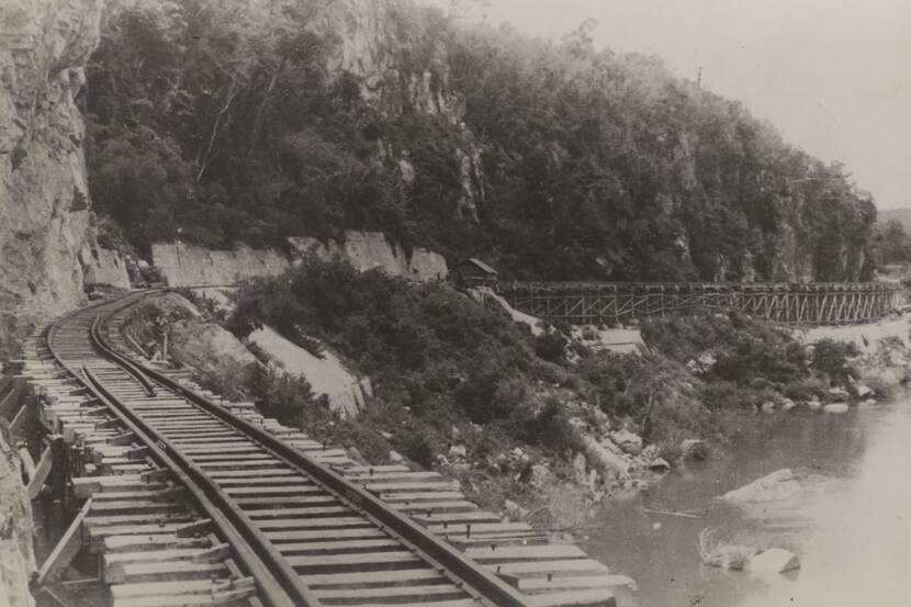 Zwart-witfoto van een stuk Birma-Siam-spoorlijn.