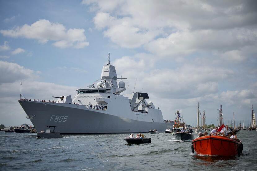 Zij-aanzicht Zr.Ms. Evertsen met rondom vele kleine boten.