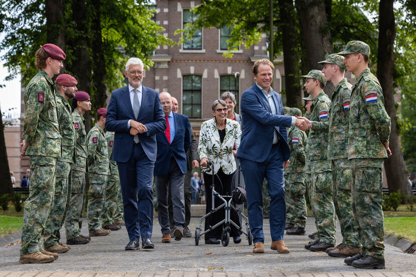 Gijs Tuinman schudt militairen de hand.