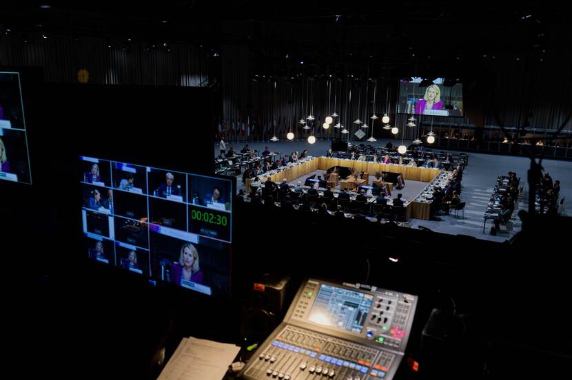 Overzicht vergadertafel ministers.