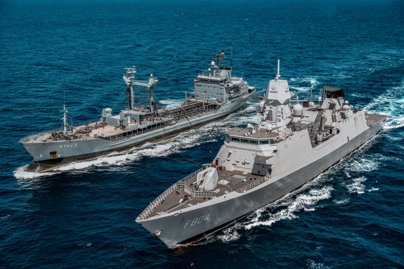 2 marineschepen op open water.