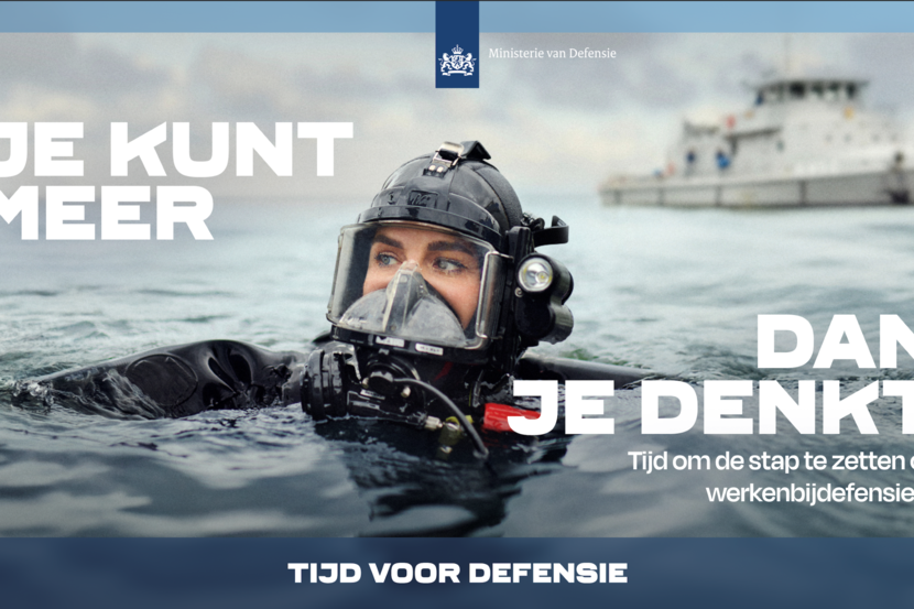 Gehelmd hoofd van gemaskerde duiker die in zee ligt.