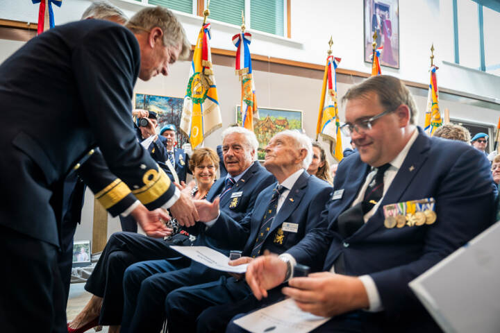 Boots feliciteert een zittende veteraan.