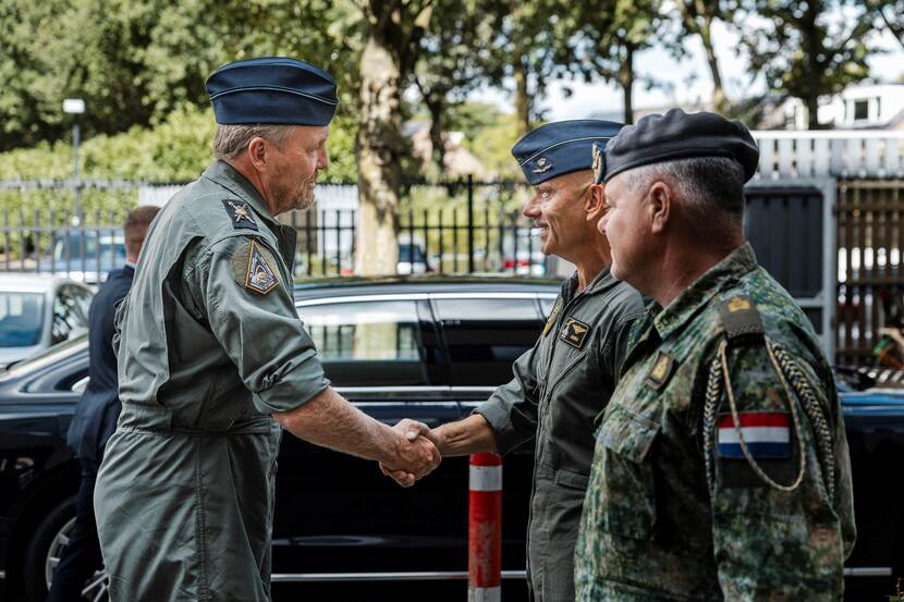Koning Willem-Alexander begroet luitenant-generaal Andre Steur.