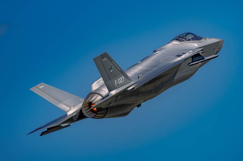 Een F-35 gevechtsvliegtuig in de lucht.