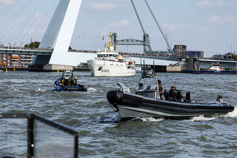 De Zr.Ms. Van Kinsbergen met 2 bootjes op de voorgrond.