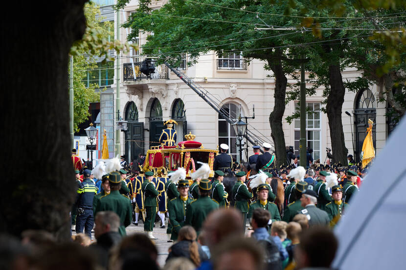 De glazen koets rijdt door Den Haag.