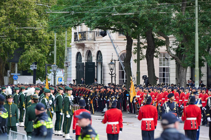 Militairen staan klaar in afwachting van de glazen koets.