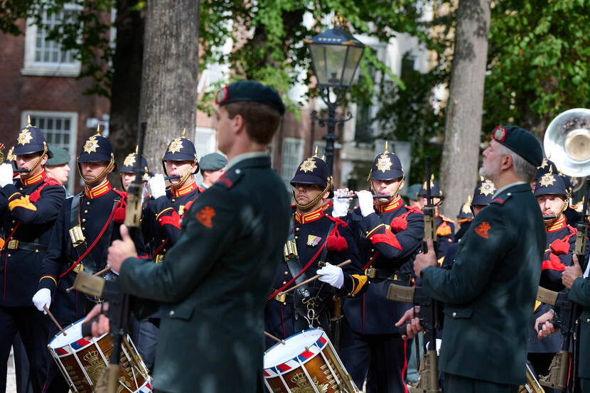 Muzikanten in uniform spelen staand.