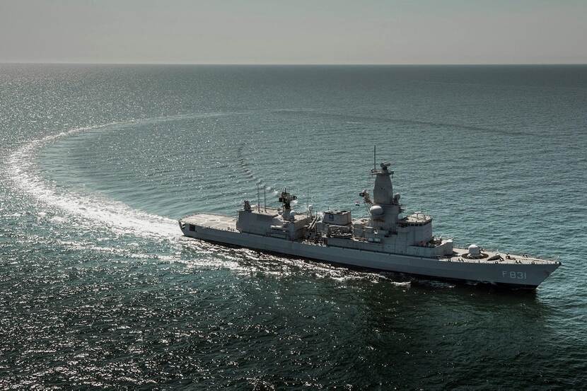 De Zr.Ms. Van Amstel op open zee