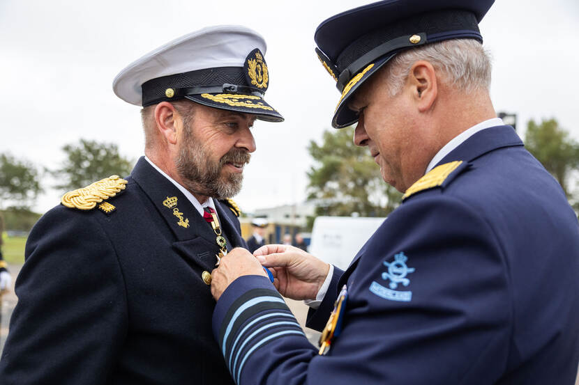 René Tas krijgt het Ereteken voor Verdienste in goud opgespeld door de CDS Onno Eichelsheim.