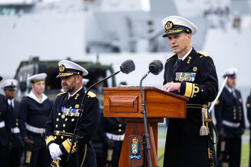 Liebregs staat achter een katheder.