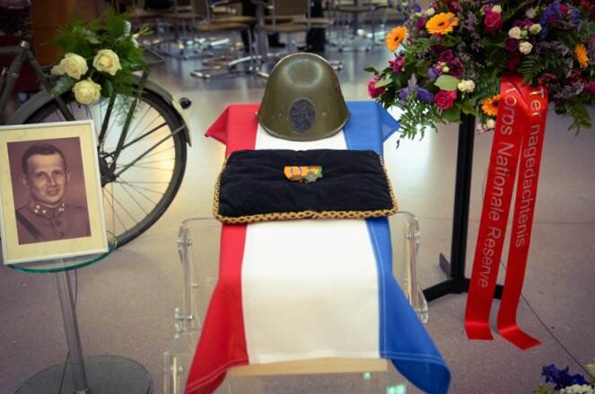 De kist met stoffelijke resten van Jan Koolhaas.