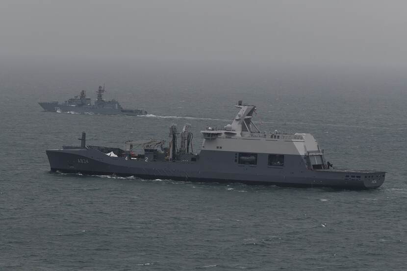 Het CSS Den Helder escorteert een Russisch fregat.