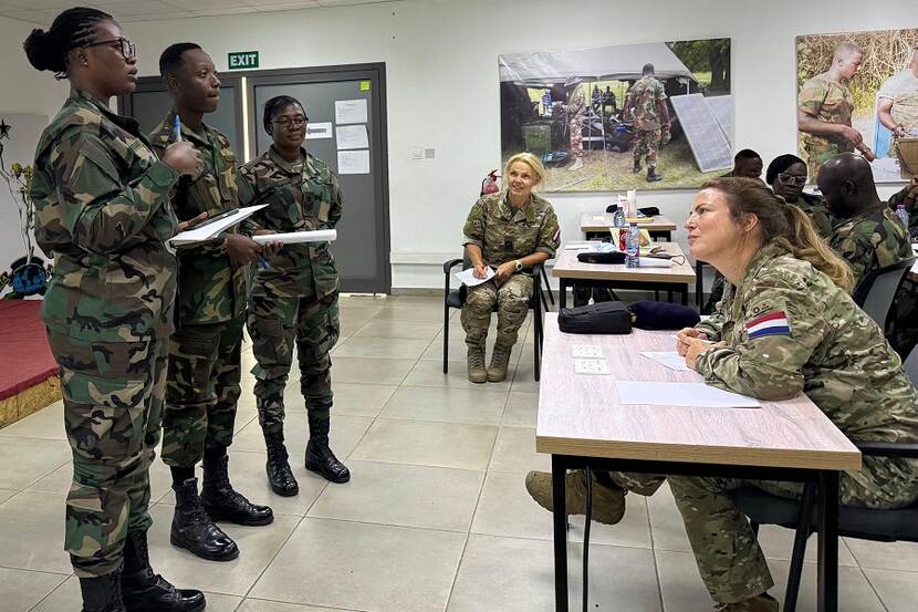Militairen krijgen training in klaslokaal