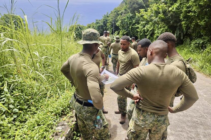 Enkele militairen bekijken een kaart op het eiland Saba