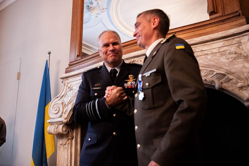 De CDS en de Oekraïense defensieattaché Yurii Herashchenko schudden elkaar zichtbaar enthousiast de hand.