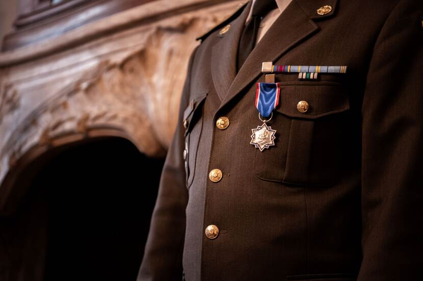 Het Ereteken voor Verdienste in Zilver op de revers van de Oekraïense defensieattaché Yurii Herashchenko.