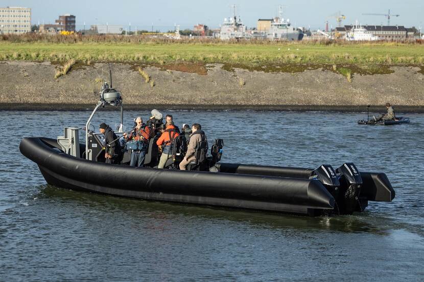De staatssecretaris zit in een gesprinte boot.