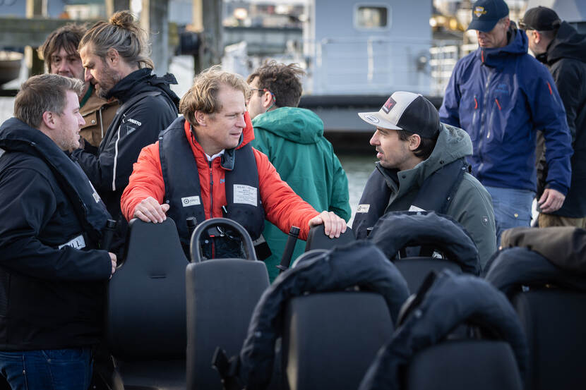Staatssecretaris Gijs Tuinman met zwemvest.