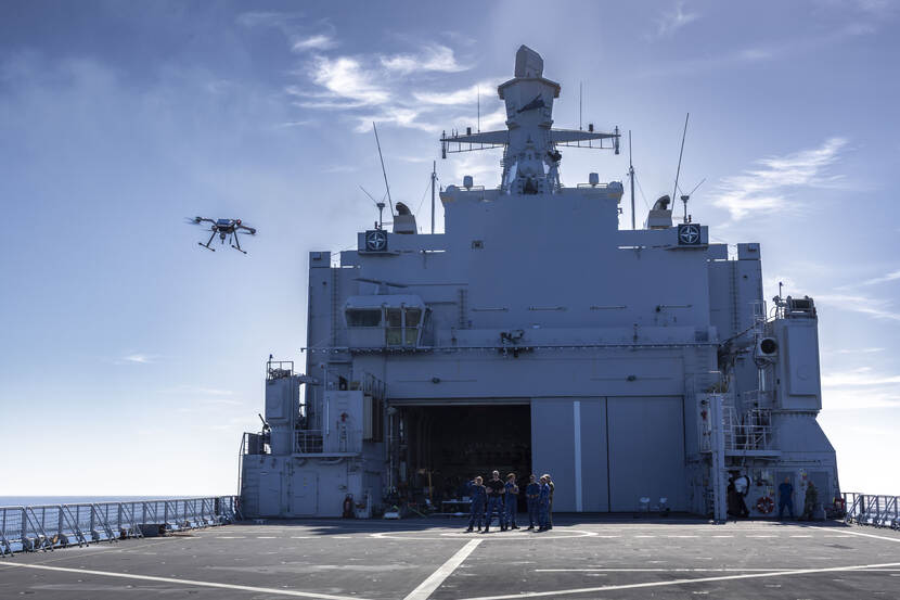 Drone stijgt op vanaf een scheepsdek.