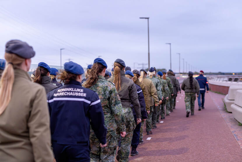 Militairen op de rug gezien terwijl ze lopen.