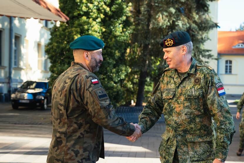 Generaals schudden elkaar de hand.