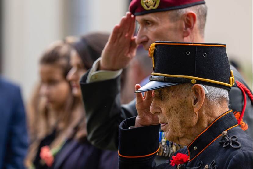 Twee mannen in uniform geven acht.