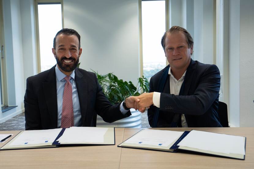 Staatssecretaris Gijs Tuinman en directeur-generaal RVO Abdeluheb Choho schudden elkaar de hand.