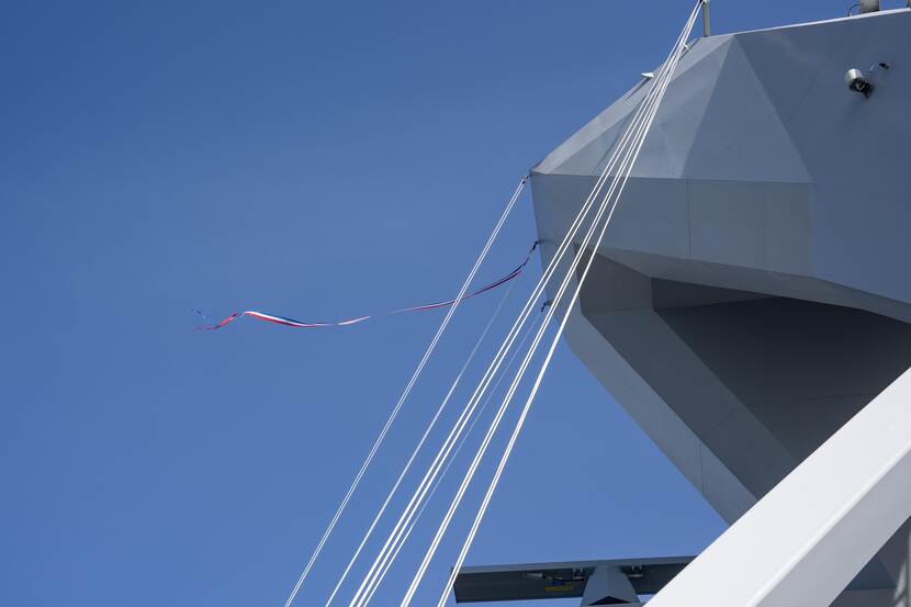 Rood-wit-blauw gestreept banier wappert op het schip.