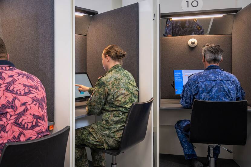 Militairen doen theorie-examen voor hun rijbewijs.