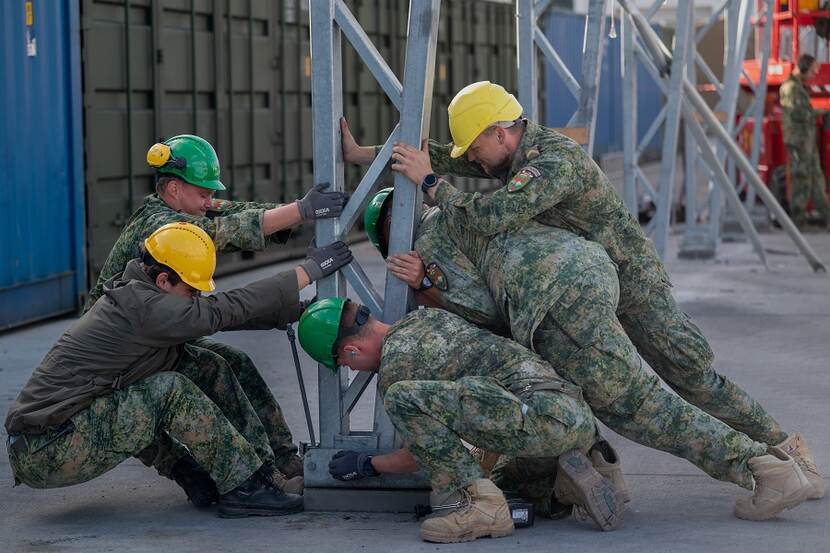 Militair personeel bouwt grote werktent in Litouwen