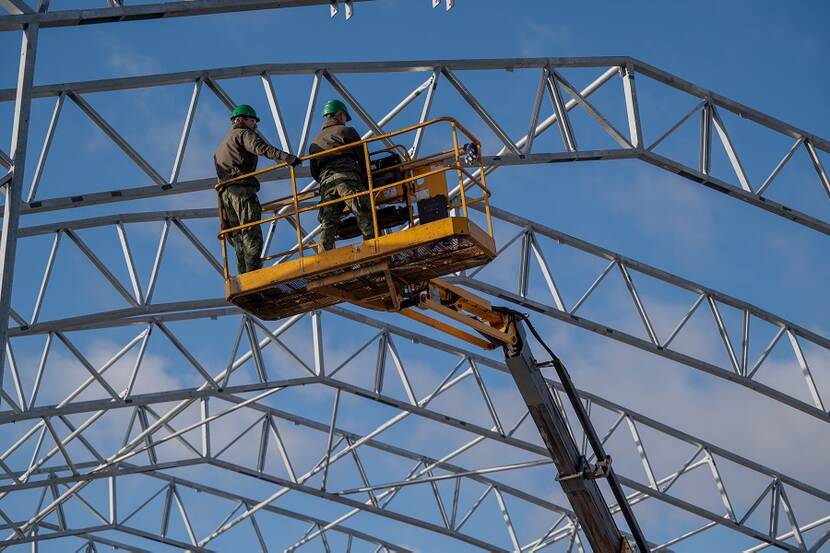 Militair personeel in hoogwerker bij het bouwen van een werktent in Litouwen