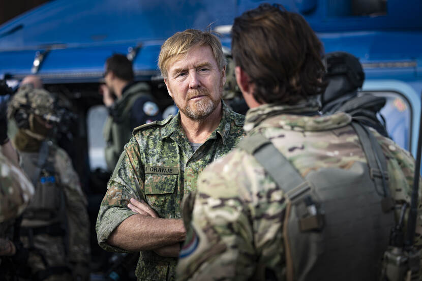 De koning in gesprek met een militair.
