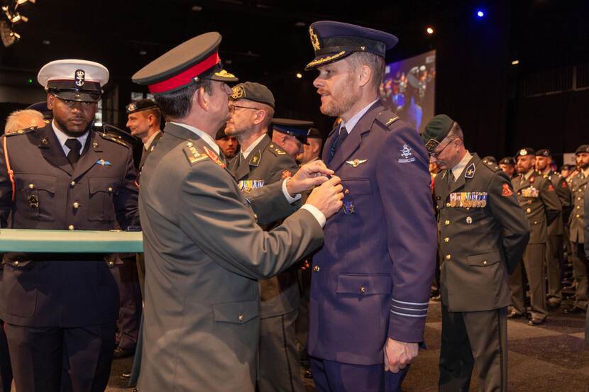 De plaatsvervangend CDS reikt een medaille uit.