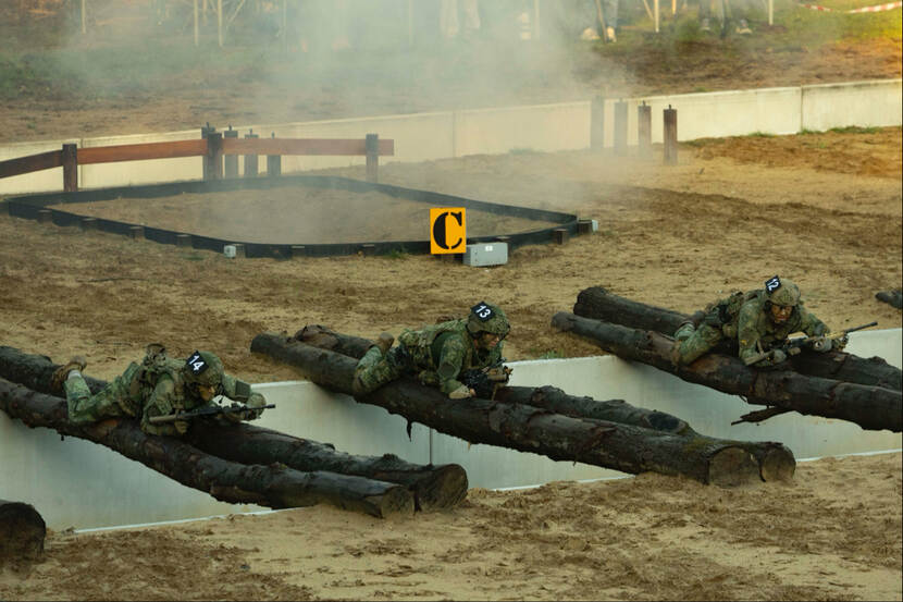 Militairen in actie op een gevechtsbaan.