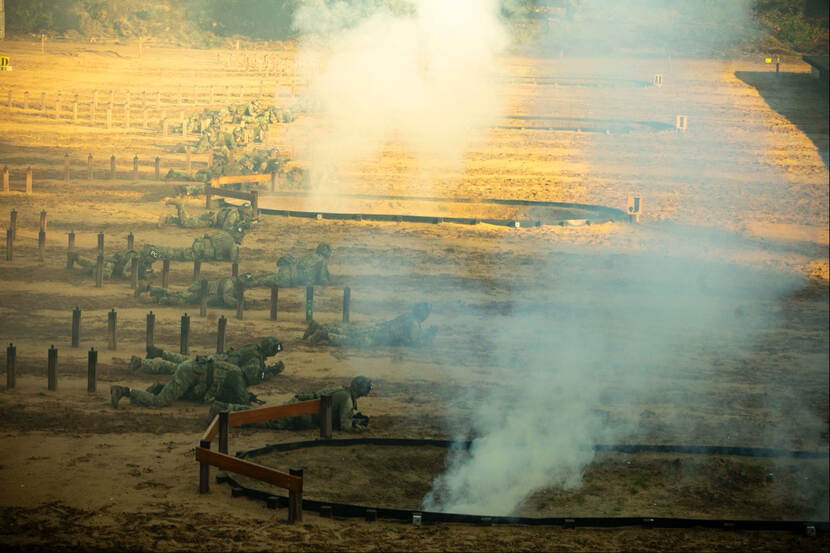 Militairen in actie op een gevechtsbaan.