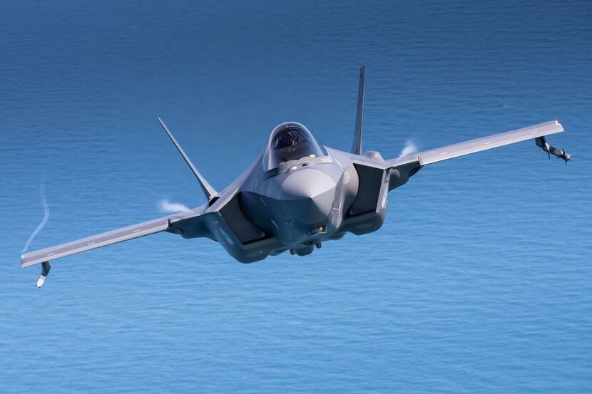 Een gevechtsvliegtuig in de lucht.