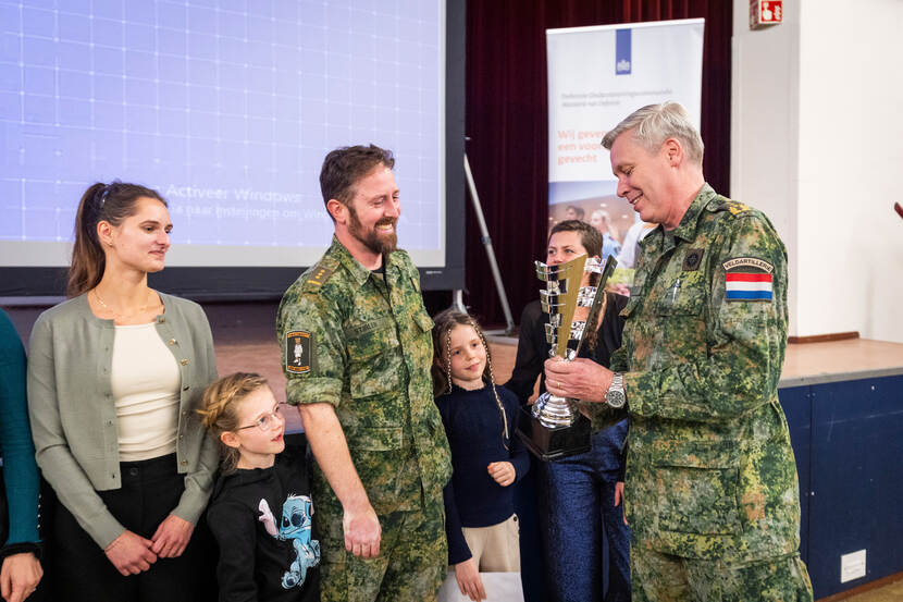 Traumachirurg kolonel Vincent Stirler, met vrouw en kinderen, ontvangt de award.