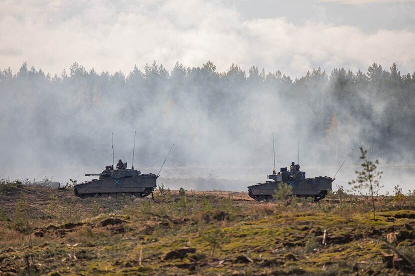 Twee tanks rijden over geaccidenteerd terrein in Litouwen