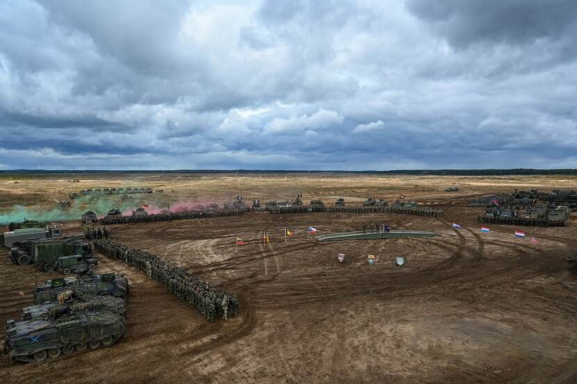 Legereenheden op een grote open vlakte tijdens oefening Iron Wolf in Litouwen