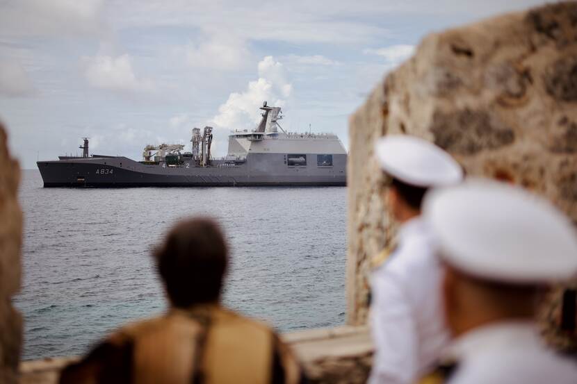 Aankomst van een marineschip.